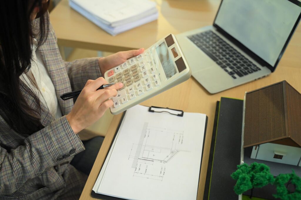 עלות שירות ניהול ואחזקת מבנים משתנה בהתאם למאפייני המבנה ולרמת השירות. עם זאת, הבחירה בחברה מקצועית אינה רק הוצאה – היא השקעה שמונעת תקלות, חוסכת כסף ושומרת על ערך הנכס. ניהול נכון של מבנה מבטיח יציבות, סדר ורווחיות לאורך זמן.